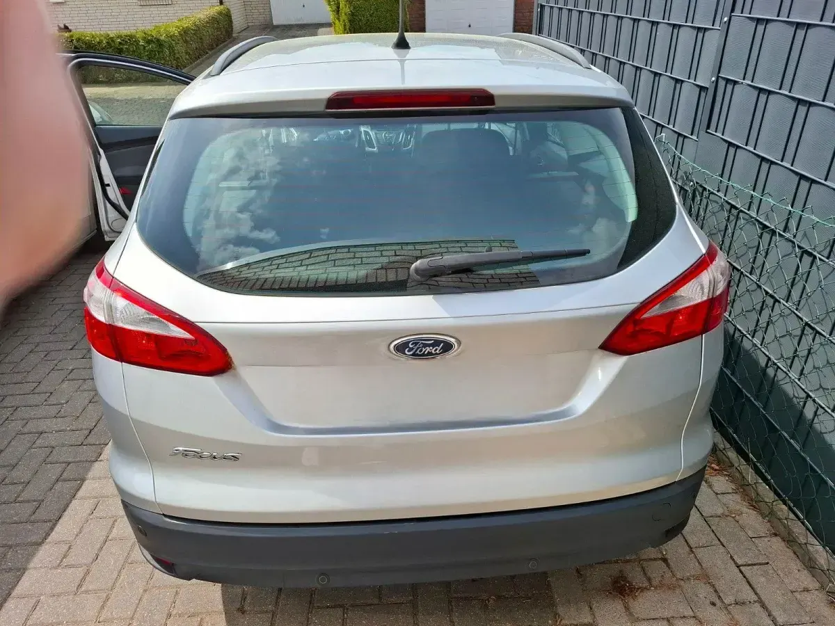 Usata Ford Focus Ambiente 105 CV (77 kW) 2011 Argento Station wagon