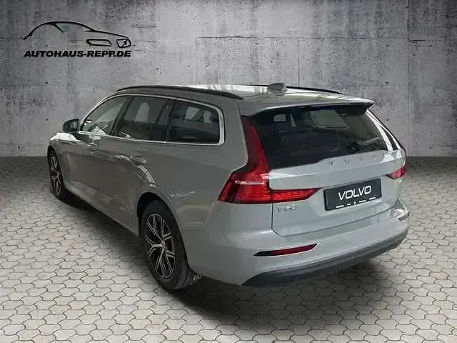 Używany Volvo V60 Core 120 KM (88 kW) 2024 Szary Kombi