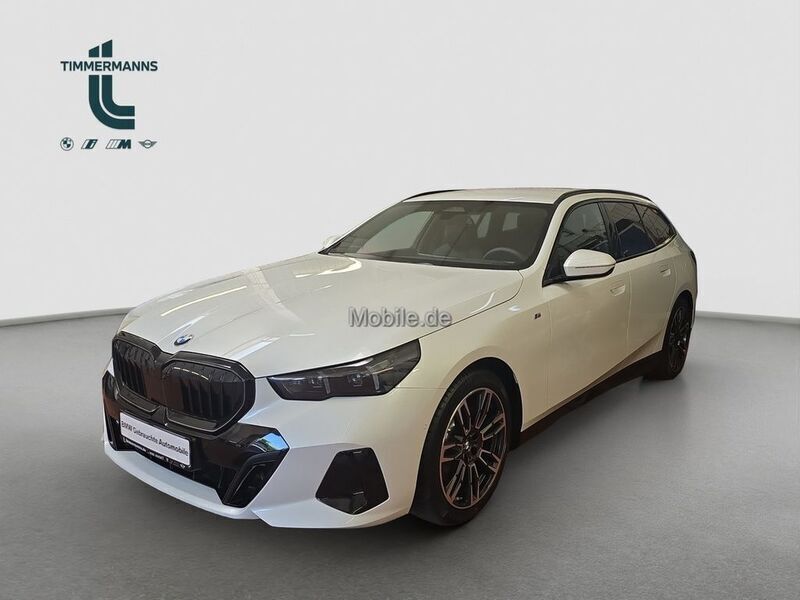 Weiß Gebraucht 2024 BMW 520 M Sport Kombi | 48.380 € (Guter Preis) - Bild 1/4