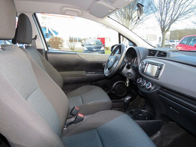 Gebraucht Toyota Yaris Comfort 99 PS (72 kW) 2012 Silber metallic Kleinwagen
