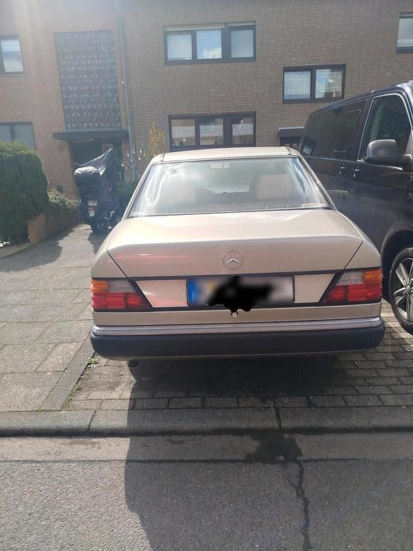 Gebraucht Mercedes E230 1990 Gold Limousine