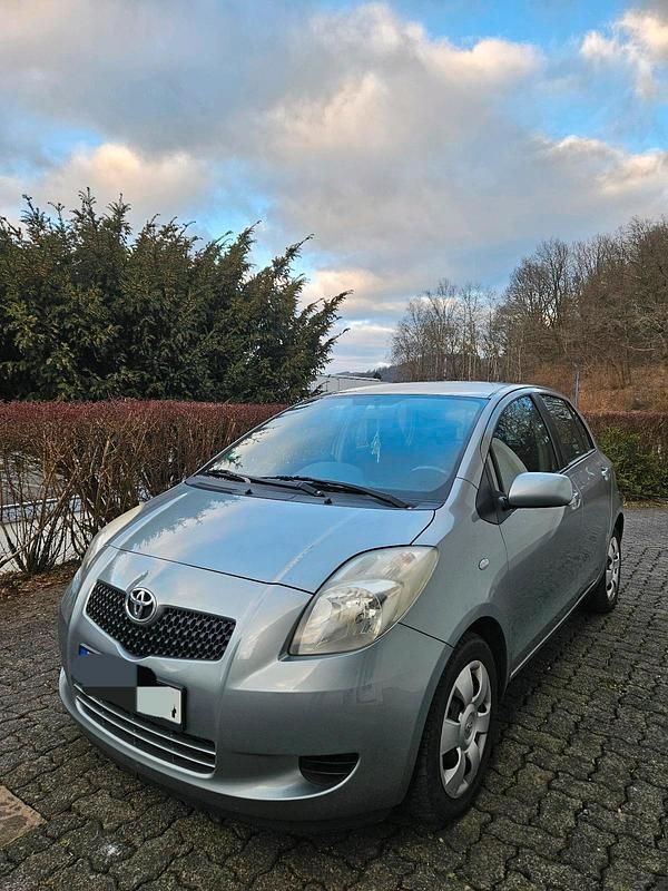 Silber Gebraucht 2007 Toyota Yaris Kleinwagen | 3.000 € (Etwas zu teuer) - Bild 1/4