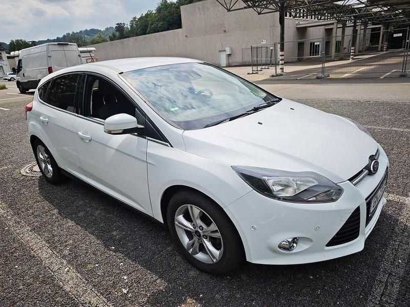 Weiß Gebraucht 2014 Ford Focus Titanium Limousine | 4.350 € (Fairer Preis) - Bild 1/4