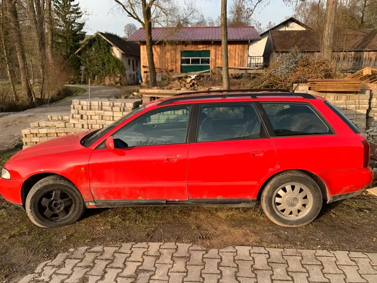 Second-hand Audi A4 125 CP (91 kW) 1994 Roșu Berlinǎ