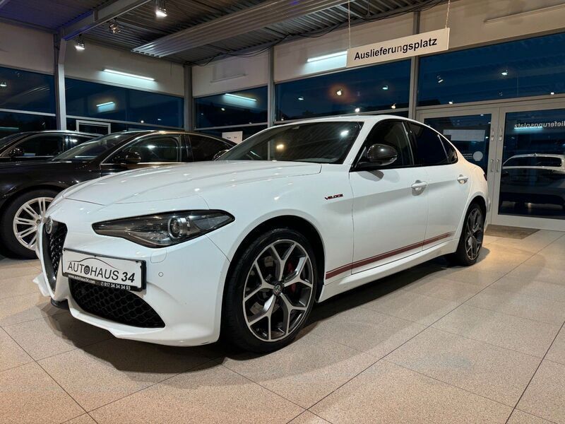 Weiß Gebraucht 2018 Alfa Romeo Giulia Veloce Limousine | 27.650 € (Guter Preis) - Bild 1/4