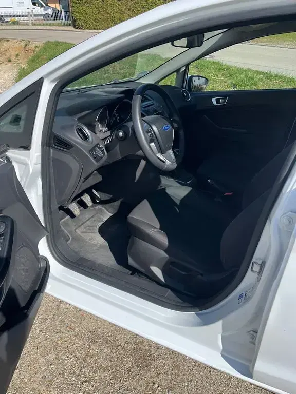 Gebraucht Ford Fiesta 82 PS (60 kW) 2014 Weiß Kleinwagen