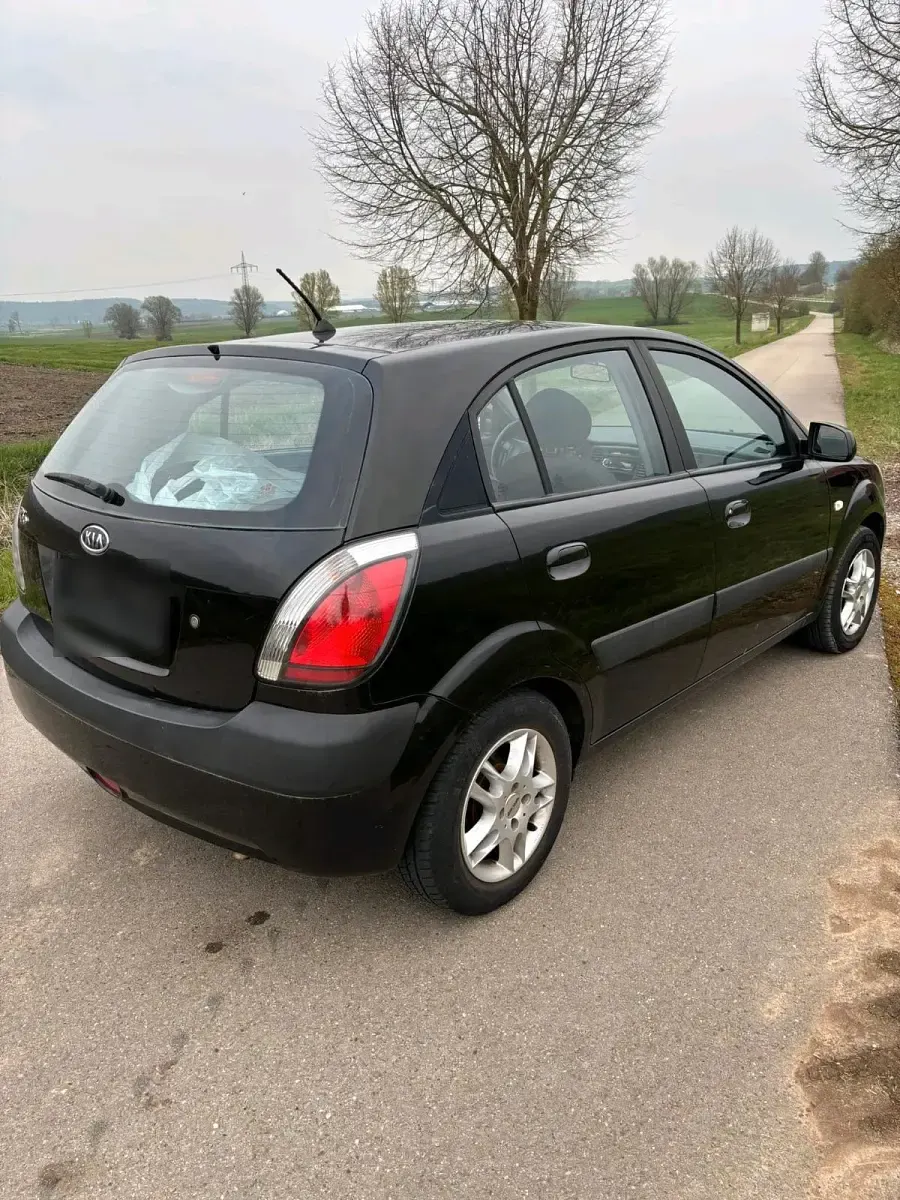 Second-hand Kia Rio 84 CP (61 kW) 2005 Negru Hatchback