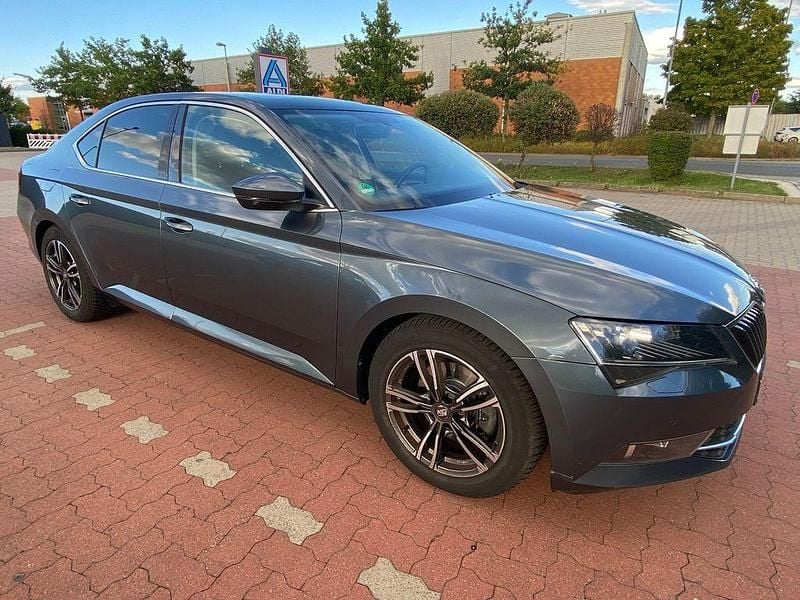Grau Gebraucht 2016 Skoda Superb Style Limousine | 17.850 € (Fairer Preis) - Bild 1/4