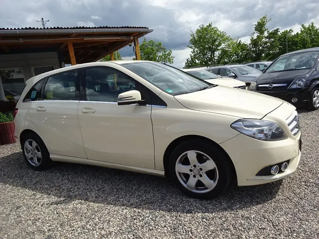 Gebraucht Mercedes B180 109 PS (80 kW) 2014 Gelb Kleinwagen