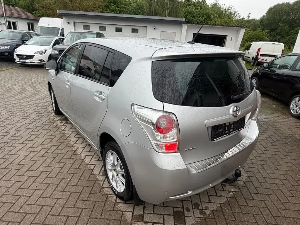 Gebraucht Toyota Verso Travel 147 PS (108 kW) 2013 Silber Van / Kleinbus