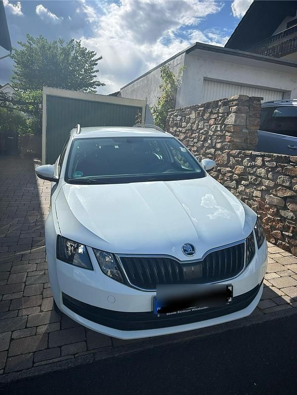Weiß Gebraucht 2018 Skoda Octavia Limousine | 11.000 € (Fairer Preis) - Bild 1/4