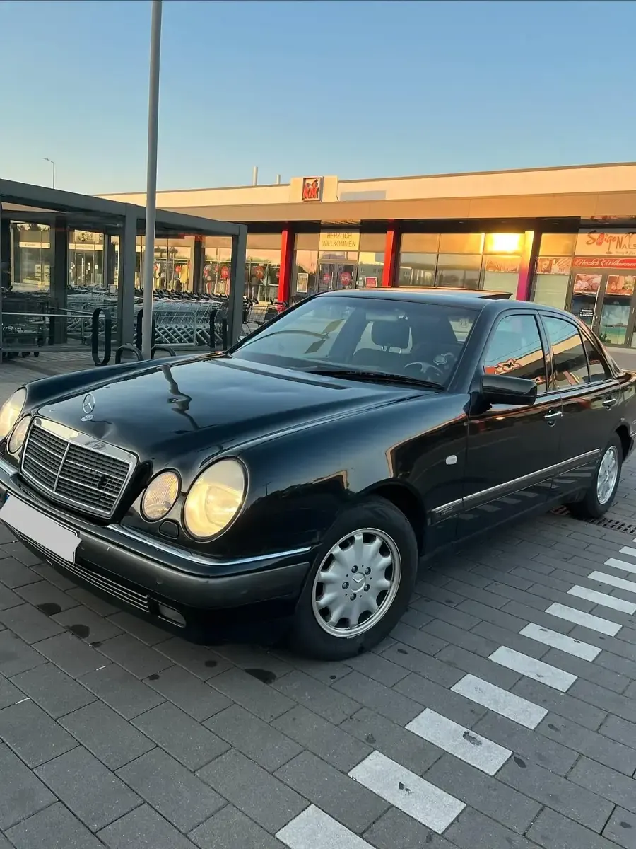 Gebraucht Mercedes E200 136 PS (100 kW) 1998 Schwarz Limousine