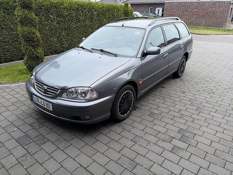 Gebraucht Toyota Avensis Style 129 PS (94 kW) 2002 Grau Kombi