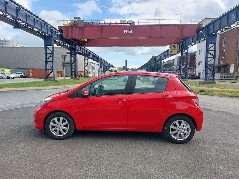 Rot Gebraucht 2012 Toyota Yaris Life Limousine | 5.590 € (Guter Preis) - Bild 1/4