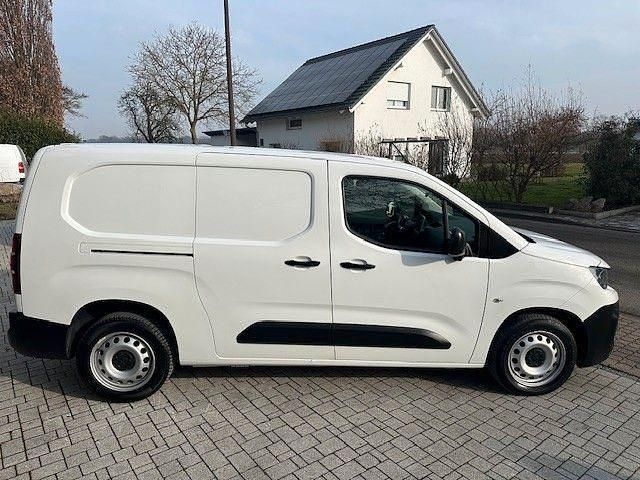 Gebraucht Peugeot Partner 131 PS (96 kW) 2020 Weiß Van / Kleinbus