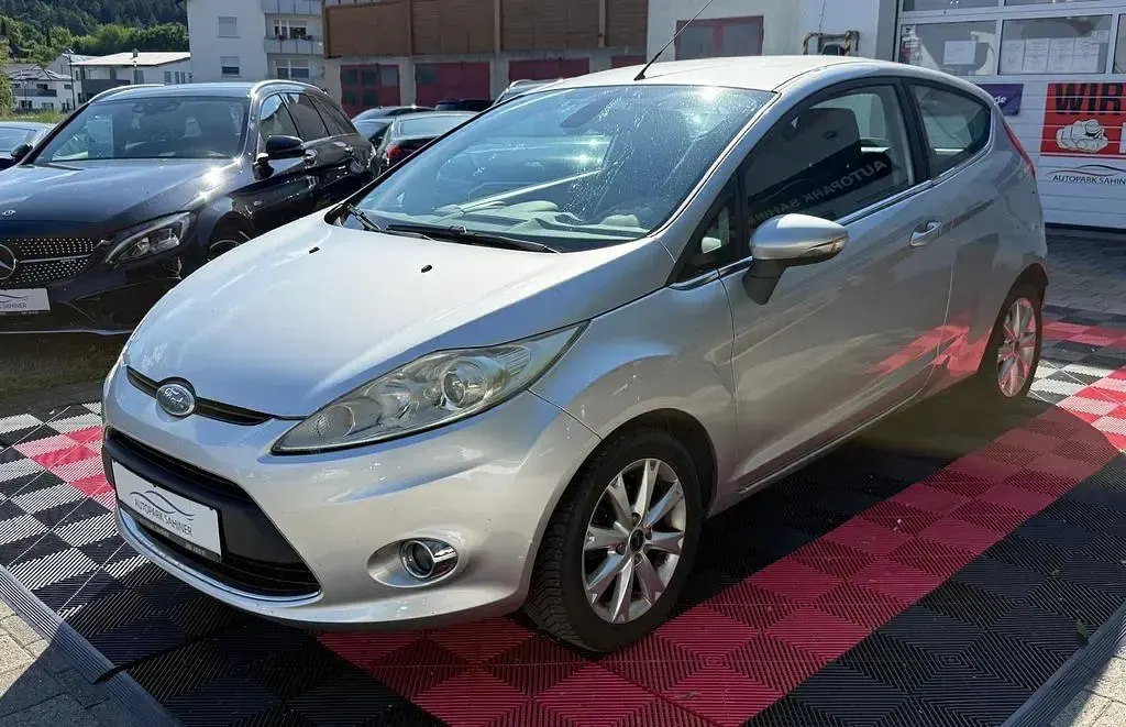 Gebraucht Ford Fiesta Ghia 82 PS (60 kW) 2009 Silber Limousine