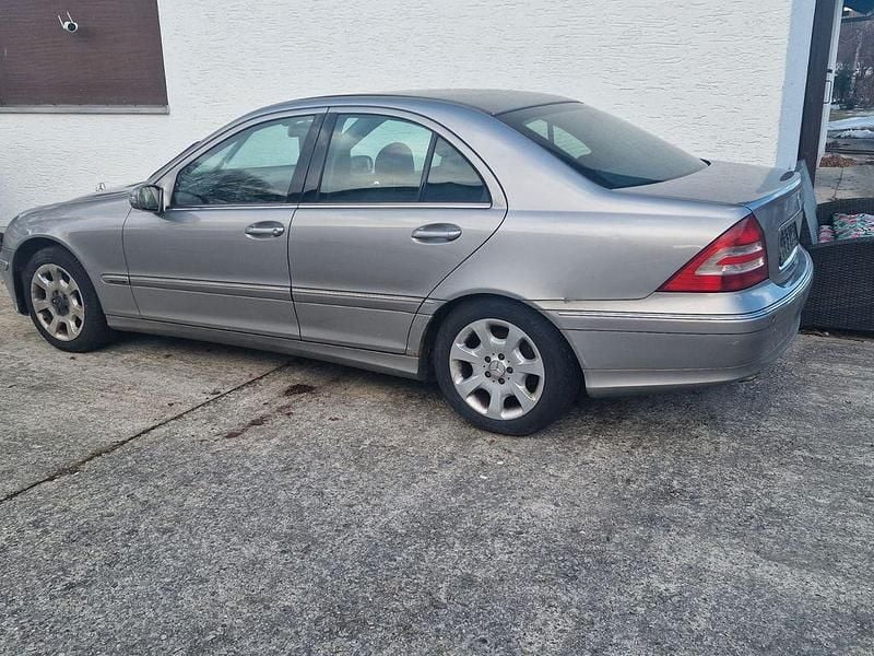 Silber Gebraucht 2005 Mercedes C220 Elegance Limousine | 1.400 € (Guter Preis) - Bild 1/4