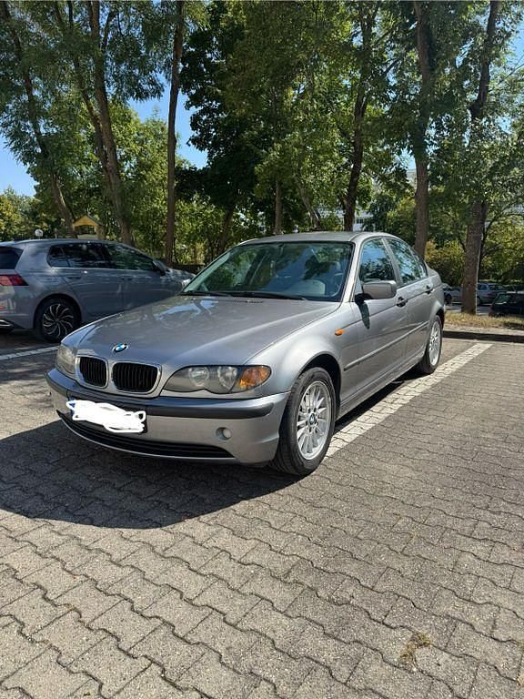Grau Gebraucht 2004 BMW 318 Limousine | 2.499 € (Guter Preis) - Bild 1/4