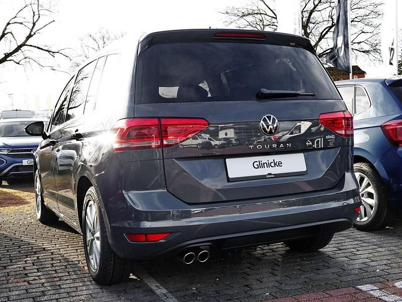 Gebraucht VW Touran Highline 150 PS (110 kW) 2024 Delfingrau metallic Van / Kleinbus