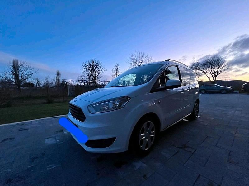 Gebraucht Ford Tourneo Courier 100 PS (73 kW) 2016 Weiß Van / Kleinbus