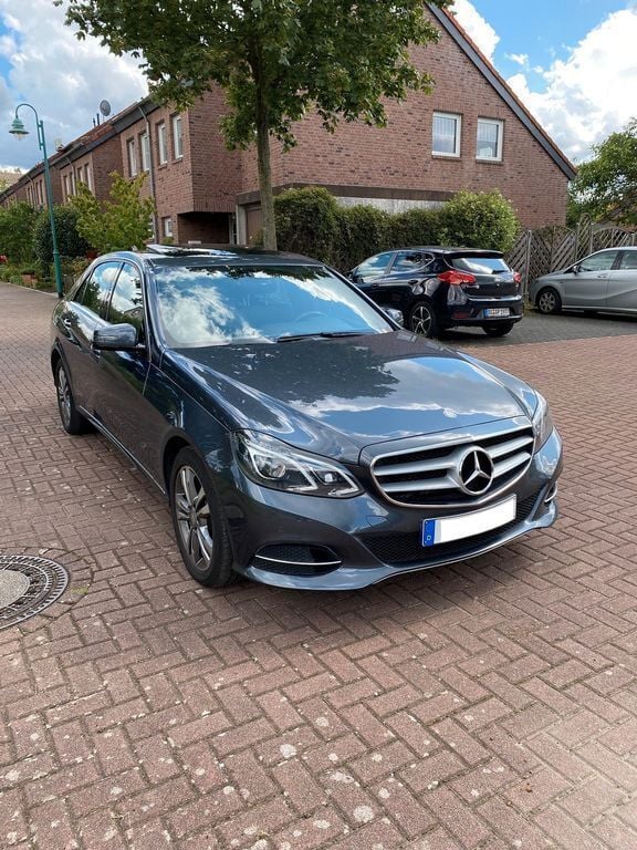 Grau Gebraucht 2017 Mercedes E300 Avantgarde Limousine | 19.900 € (Etwas zu teuer) - Bild 1/4