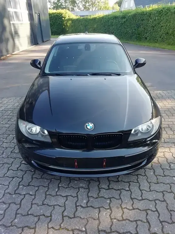 Gebraucht BMW 116 122 PS (89 kW) 2011 Schwarz Kleinwagen