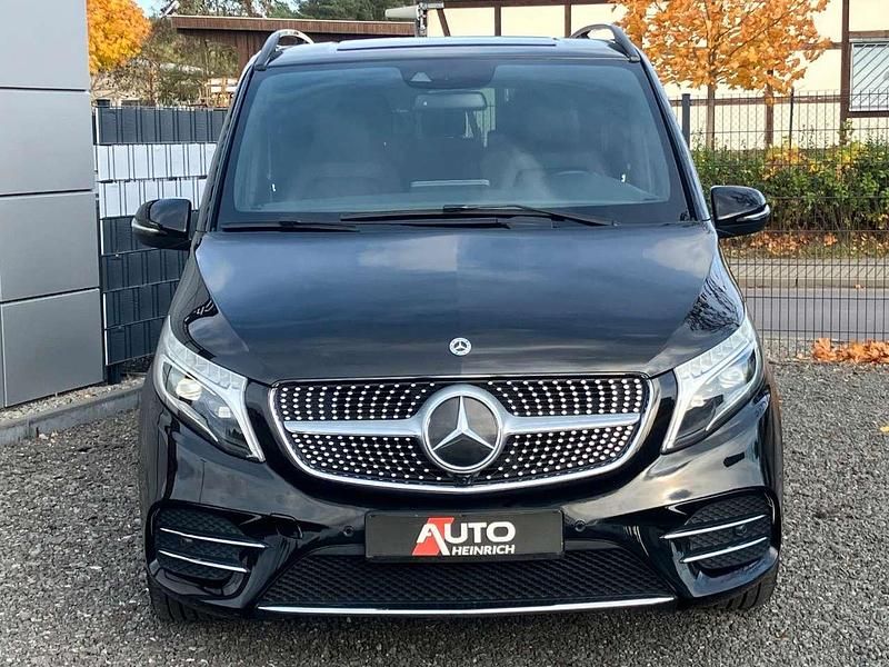 Obsidianschwarz Gebraucht 2021 Mercedes V250 AMG line Van / Kleinbus | 45.980 € (Guter Preis) - Bild 1/4