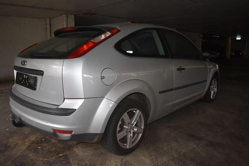 Gebraucht Ford Focus Trend 101 PS (74 kW) 2006 Silber Limousine