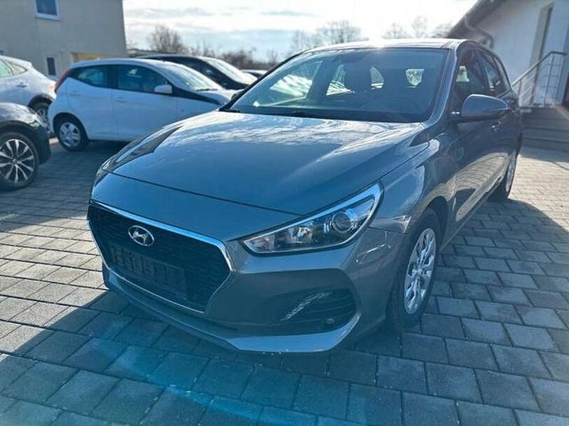 Gebraucht Hyundai i30 Select 120 PS (88 kW) 2020 Grau Limousine