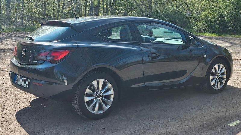 Używany Opel Astra GTC Edition 101 KM (74 kW) 2012 Czarny Sedan/Limuzyna