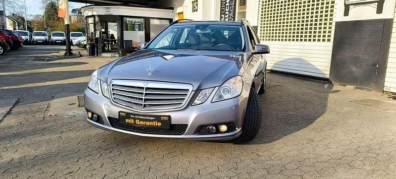 Palladiumsilber metalliclack Gebraucht 2010 Mercedes E250 Kombi | 12.490 € (Fairer Preis) - Bild 1/4