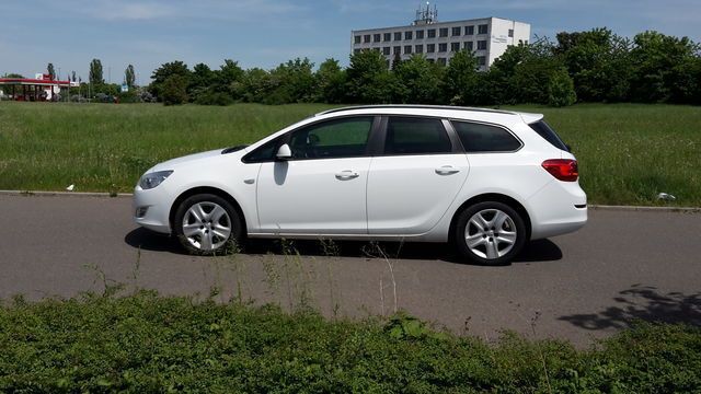 Gebraucht Opel Astra Design Edition 110 PS (80 kW) 2011 Weiß Kombi