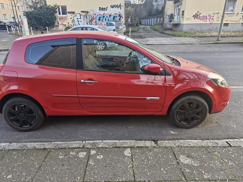 Gebraucht Renault Clio II 78 PS (57 kW) 2009 Rot Kleinwagen