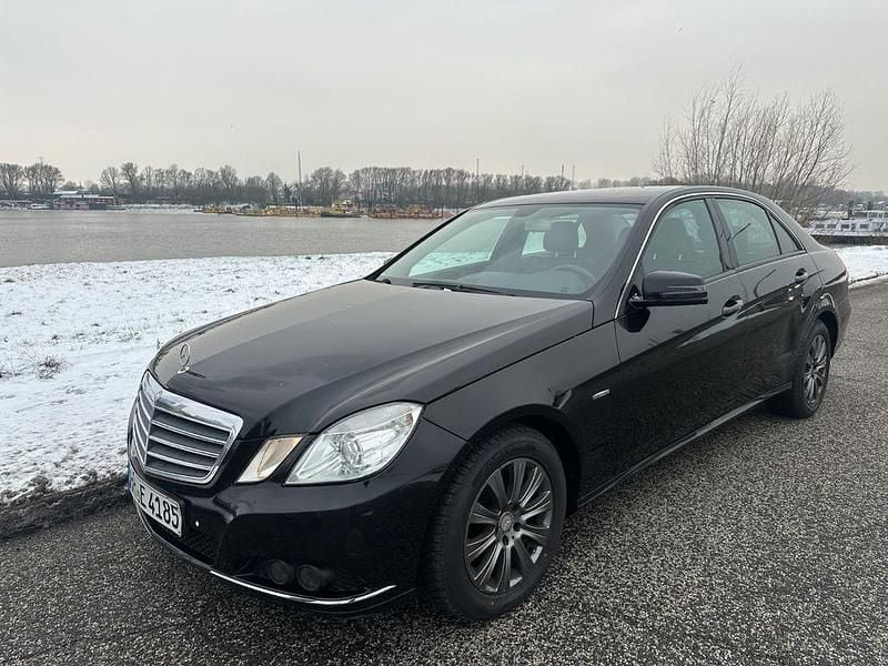 Schwarz Gebraucht 2011 Mercedes E200 Limousine | 2.990 € (Guter Preis) - Bild 1/4