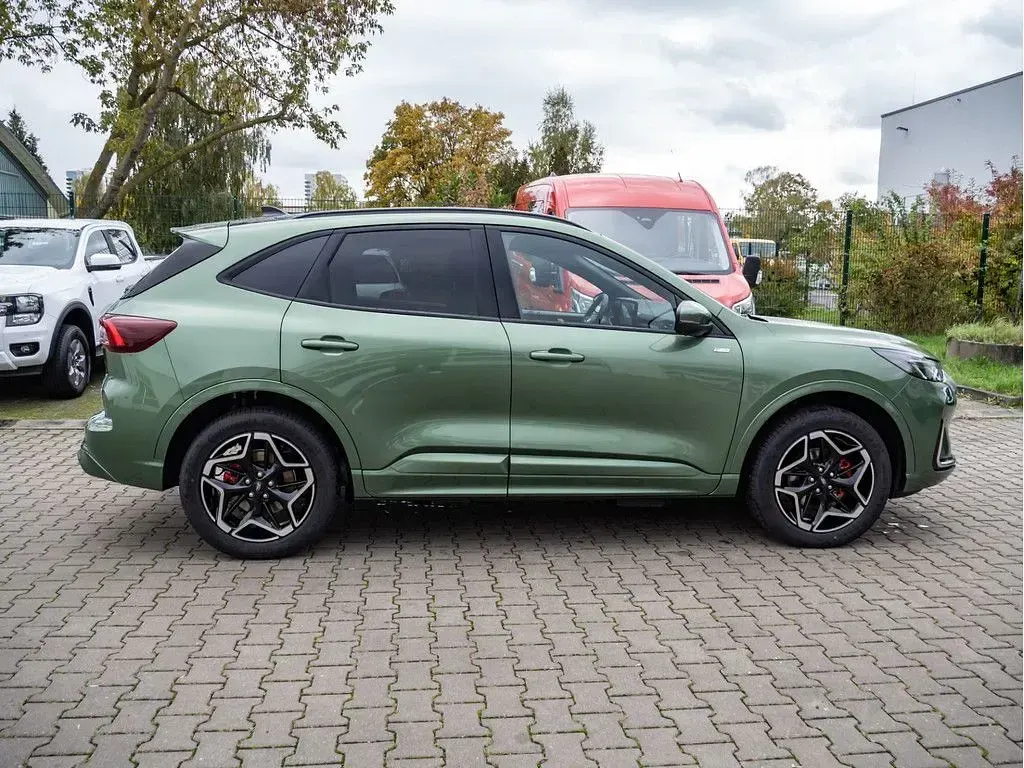 Gebraucht Ford Kuga ST-Line X 242 PS (177 kW) 2025 Grün SUV