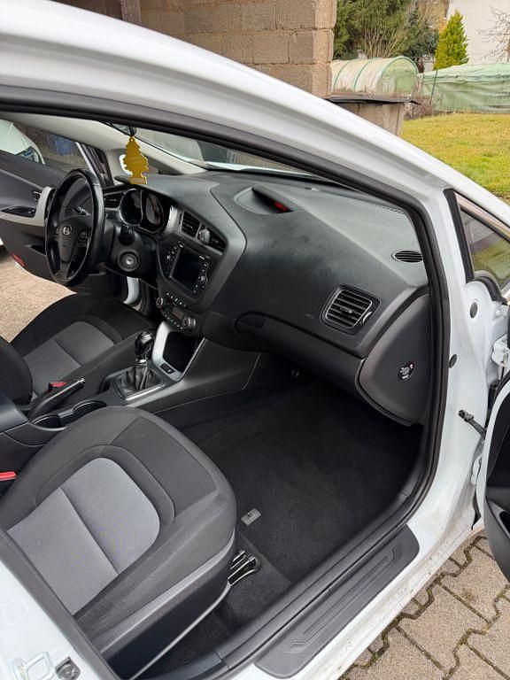 Gebraucht Kia Ceed DREAM-TEAM Edition 136 PS (100 kW) 2015 Weiß Kleinwagen