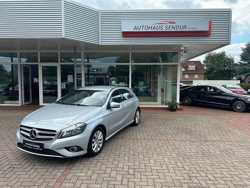Silber Gebraucht 2015 Mercedes A180 Limousine | 9.990 € (Guter Preis) - Bild 1/4