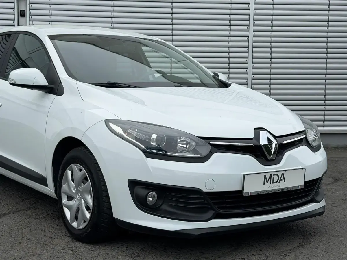 Gebraucht Renault Mégane Authentique 110 PS (80 kW) 2015 Weiß Limousine