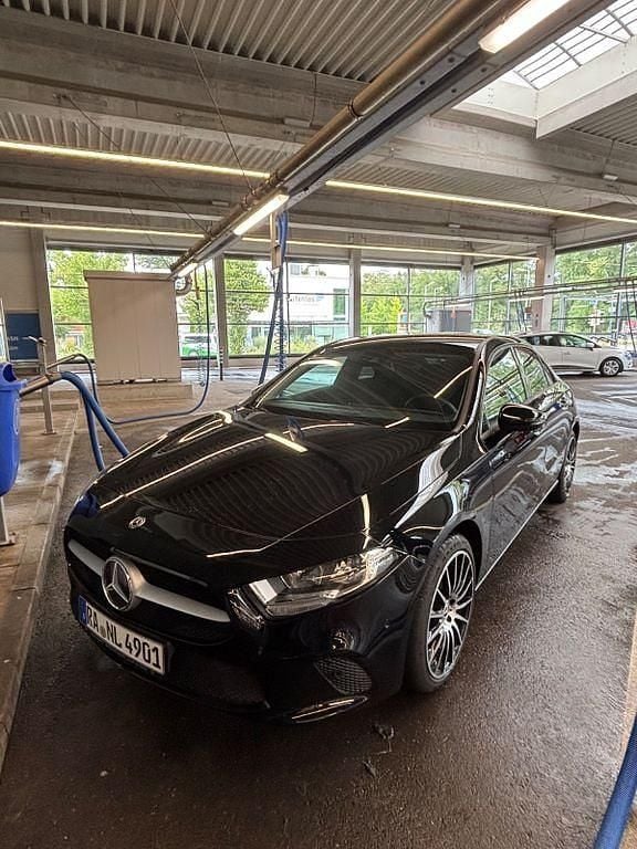 Schwarz Gebraucht 2020 Mercedes A160 Limousine | 18.999 € (Fairer Preis) - Bild 1/4