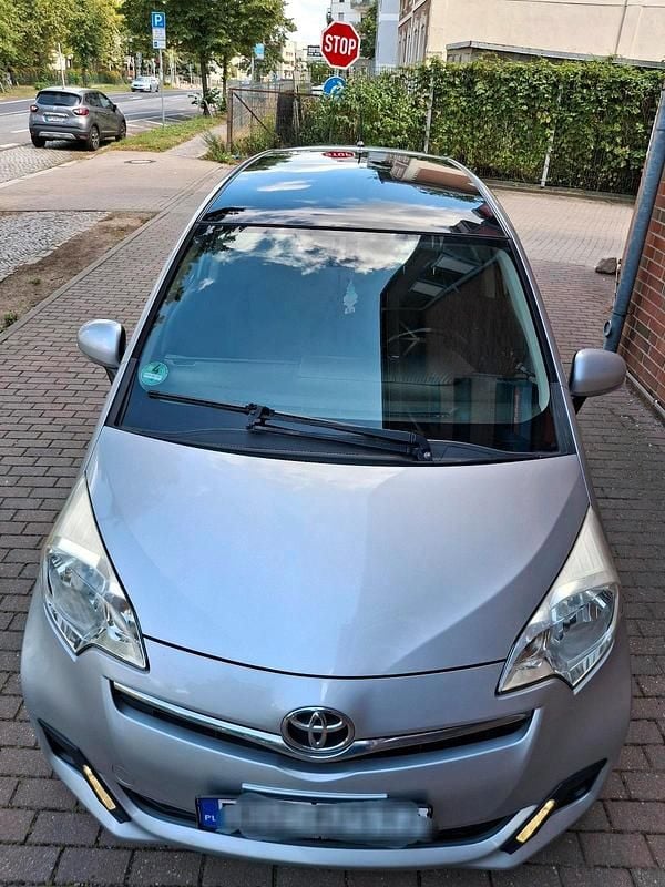 Silber Gebraucht 2011 Toyota Verso-S Van / Kleinbus | 6.900 € (Fairer Preis) - Bild 1/4