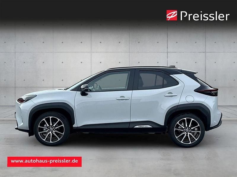 Gebraucht Toyota Yaris Hybrid Plus 131 PS (96 kW) 2024 Dynamicgrey metallic / dach schwarz SUV