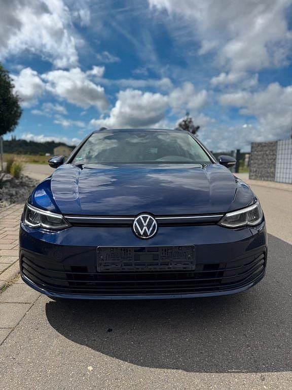 Blau Gebraucht 2021 VW Golf VIII Life Kombi | 17.849 € (Superpreis) - Bild 1/4