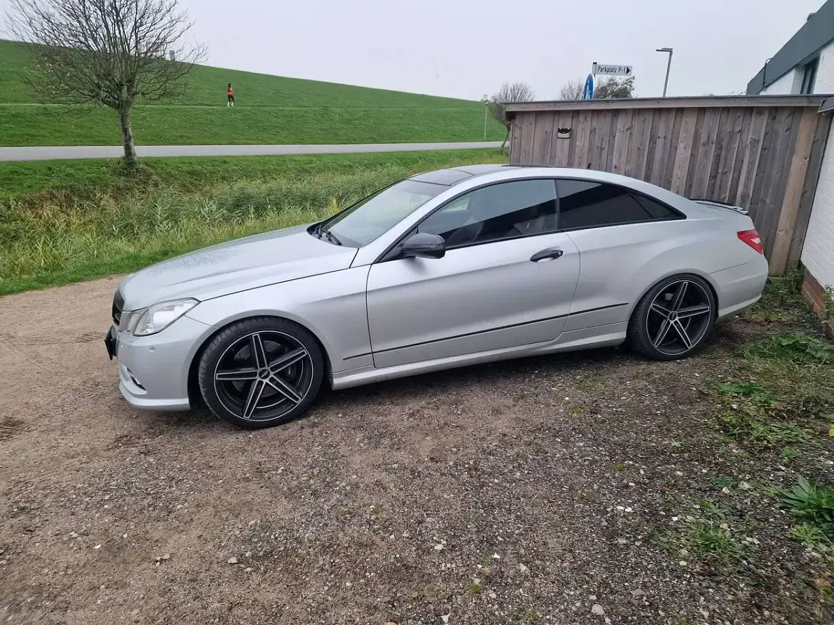 Używany Mercedes E500 Edition 387 KM (284 kW) 2010 Srebrny Coupe