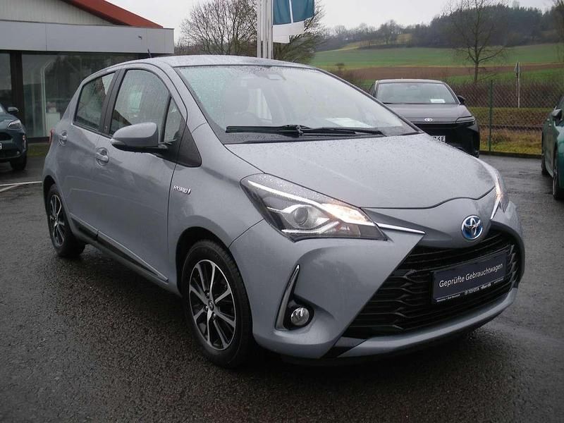 Grau Gebraucht 2018 Toyota Yaris Hybrid Team Limousine | 14.490 € (Etwas zu teuer) - Bild 1/4