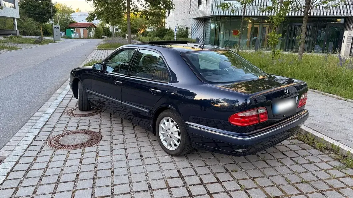 Gebraucht Mercedes E240 Elegance 170 PS (125 kW) 2001 Blau Limousine
