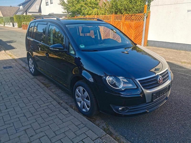Schwarz Gebraucht 2010 VW Touran Van / Kleinbus | 4.500 € (Etwas zu teuer) - Bild 1/4