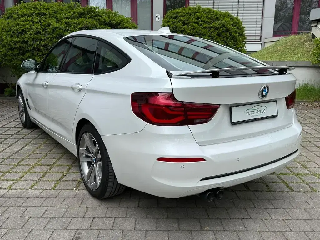 Gebraucht BMW 320 Sport Line 190 PS (139 kW) 2019 Weiß Limousine