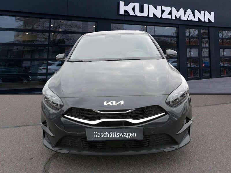 Gebraucht Kia Ceed 140 PS (102 kW) 2025 Grau pentametal metallic Kleinwagen