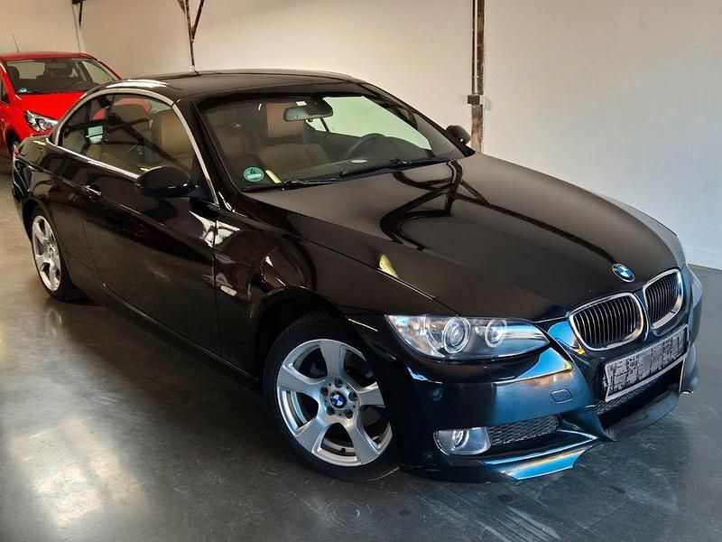 Schwarz Gebraucht 2009 BMW 320 Cabriolet Comfort Edition Cabrio | 9.990 € (Fairer Preis) - Bild 1/4