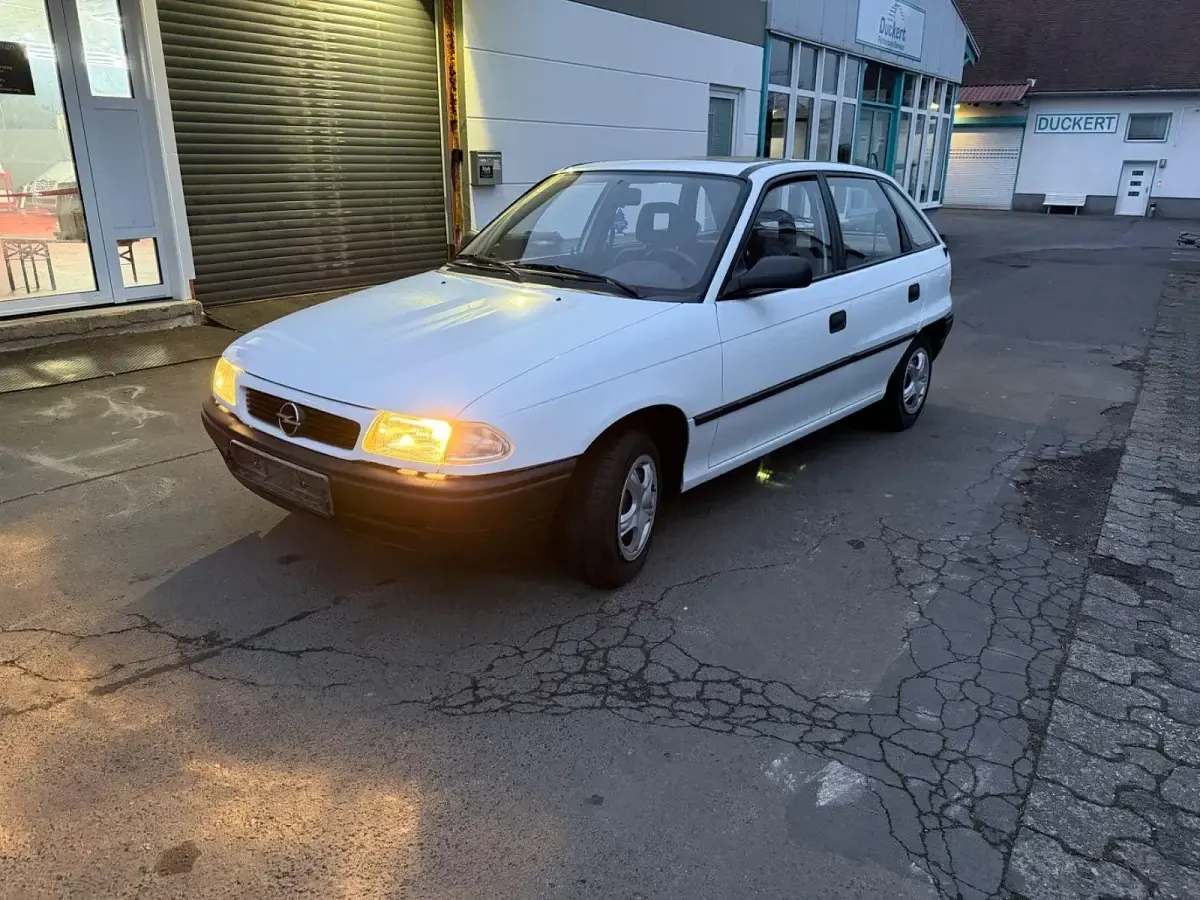 Usado Opel Astra 60 HP (44 kW) 1997 Branco Sedan